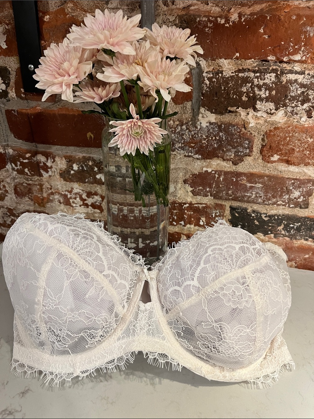 Victoria's Secret White Lace Underwire Bra Dream Angels with no padding